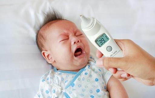 Tìm hiểu về cơn sốt đầu tiên của em bé và cách phòng bị