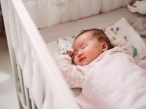 Hiểu về giấc ngủ của bé từ 1 – 3 tháng với các thông tin từ chuyên gia