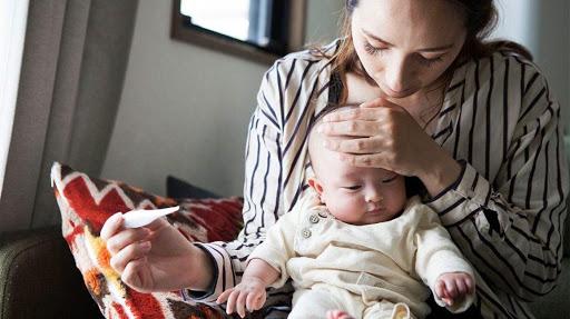Cha mẹ nên làm gì để giảm triệu chứng của bệnh sốt phát ban ở trẻ nhỏ?