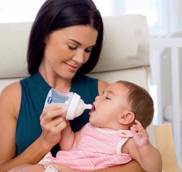 Những lưu ý khi sử dụng bình sữa cho trẻ