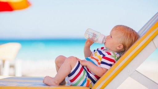 Làm gì khi trẻ có dấu hiệu kiệt sức do nóng và say nắng?