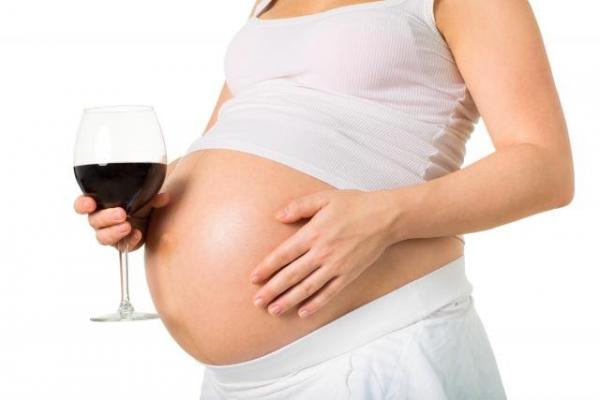 Mẹ bầu uống rượu trong thai kỳ ảnh hưởng như nào tới thai nhi trong bụng?