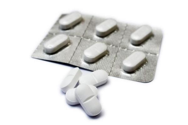 Cha mẹ có thể cho trẻ dùng paracetamol hoặc ibuprofen cùng với thuốc ho hoặc cảm lạnh không?