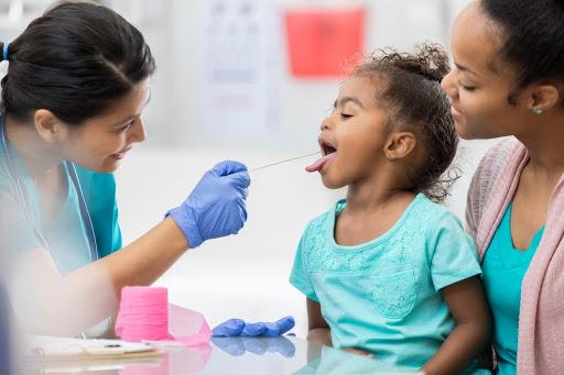 Vì sao nên điều trị viêm họng cho trẻ nhỏ mà không dùng kháng sinh?