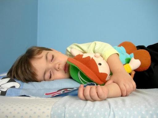 Cha mẹ nên đối phó với chứng khó ngủ và hay thức giấc vào ban đêm của trẻ nhỏ như thế nào?