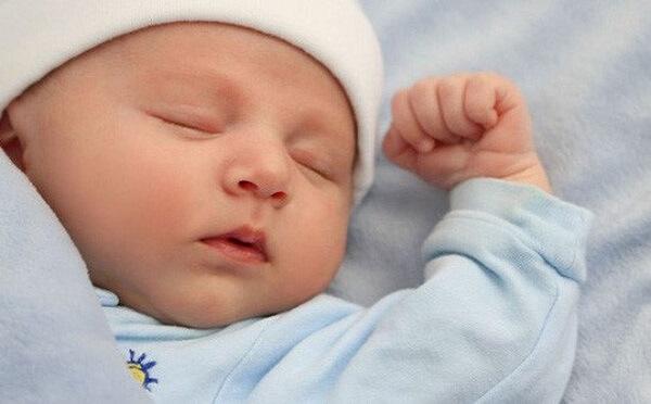 Tập cho bé sơ sinh ngủ đêm thức ngày như thế nào?