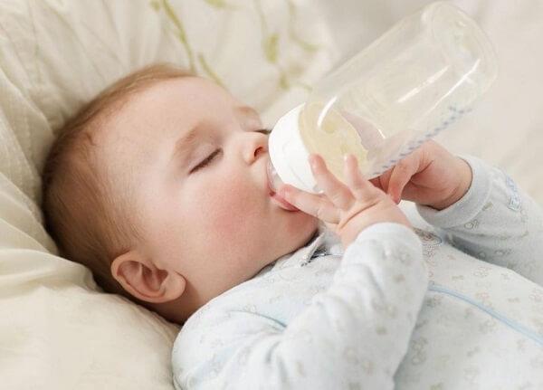 Vì sao không nên cho bé dưới 6 tháng tuổi uống nước?